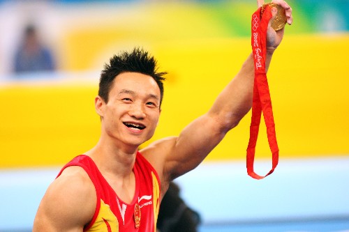 8月14日,中国选手杨威在颁奖仪式后绕场庆祝。 新华社记者 林慧 摄