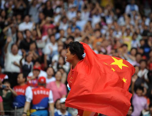 9月8日,中国选手姚娟在女子标枪F42-46级决赛后身披国旗绕场庆祝。 新华社记者 李尕 摄