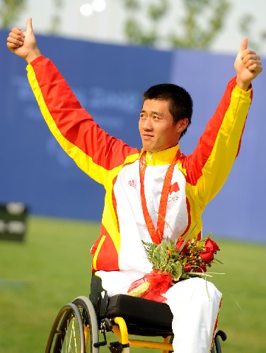 9月14日,中国选手成昌杰在颁奖仪式上向观众致意。 当日,在北京2008年残奥会男子个人反曲弓-坐姿1级/坐姿2级决赛中,中国选手成昌杰获得金牌。 新华社记者索朗罗布摄