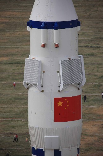 神七船箭塔组合体垂直转运至发射区 这是转运现场。 9月20日15时15分,神七载人飞船、长征二号F运载火箭和逃逸塔组合体,顺利垂直转运至发射区,标志着神七任务已进入最后的发射准备阶段。 新华社记者 李刚 摄