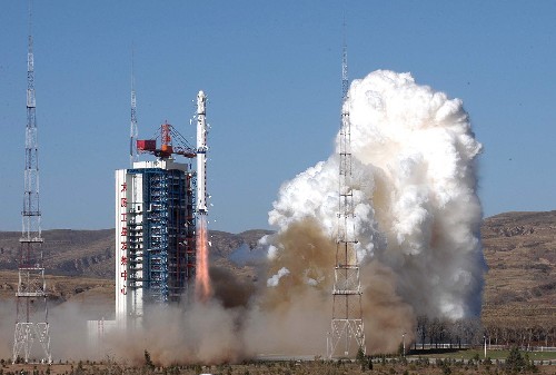 10月25日9时15分,我国在太原卫星发射中心用“长征四号乙”运载火箭,成功将“实践六号”03组2颗空间环境探测卫星送入太空。 新华社记者汪永基摄