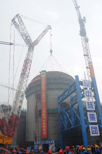 11月6日,钢构穹顶对接完成。 当日,位于浙江省海盐县的中核集团秦山核电二期扩建工程4号机组反应堆厂房安全壳穹顶一次性整体吊装成功,标志着我国“十一五”期间首个开工的核电工程两台机组提前3个月结束土建,全面转入安装阶段。 穹顶吊装,是核电站建设的一个重大节点,重达170吨的钢构穹顶要采用履带式吊机进行吊装,与反应堆厂房对接,最大只允许3毫米的误差,被形容为“刀刃与刀刃的对接”。 秦山核电二期扩建工程于2006年4月28日开工,预计将于2011年底全面建成。届时,秦山二期核电站4台机组的总装机容量将到260万千瓦,年发电能力为180至200亿千瓦时,与秦山一期、三期核电站共同组成我国最大的核电基地。 新华社记者 徐昱 摄