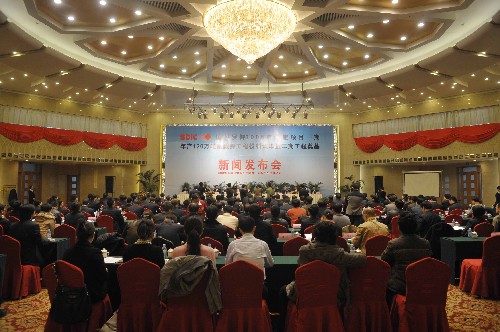 这是国投罗钾300万吨钾肥项目一期年产120吨硫酸钾工程投料试车暨二期工程奠基新闻发布会现场(12月18日摄)。 12月18日,年产120万吨的国投新疆罗布泊钾肥项目一期工程成功投产,标志着世界最大规模的硫酸钾肥基地在“死亡之海”罗布泊建成。同日,新疆维吾尔自治区和国家开发投资公司负责人宣布:罗布泊二期170万吨钾肥工程正式奠基启动,预计4年建成完工。 这意味着,到2012年,“死亡之海”罗布泊将成为产能高达300万吨左右的世界最大钾肥生产基地。 国投罗布泊钾肥项目位于新疆罗布泊盐湖。盐湖南北长115公里,东西宽90公里,总面积10350平方公里,是中国继察尔汗盐湖之后,迄今为止发现的最大的含钾卤水矿床。 新华社记者 赵戈 摄