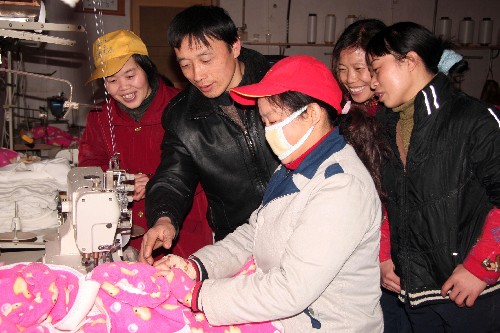 1月4日,湖南省邵阳县五峰铺镇几名返乡打工妹在该县一家棉织品厂接受技术培训。 五峰铺镇积极扩大发展棉制品等服装产业,一年多来提供3000多个农民工就业岗位,近期返乡农民工基本实现就地安置。 新华社发 (李爱民 摄)