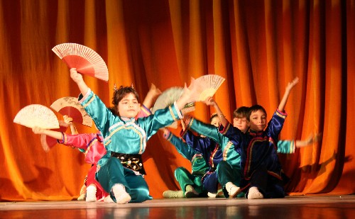 1月22日晚,在罗马尼亚首都布加勒斯特,“春天”少儿歌舞团表演中国扇子舞。当晚,罗马尼亚-中国友好协会在这里举行中国春节专场文艺晚会,祝贺中国人民春节快乐,牛年祥和。中国驻罗使馆官员以及罗马尼亚各界友人近300人观看了精彩的表演。 新华社记者 林惠芬 摄