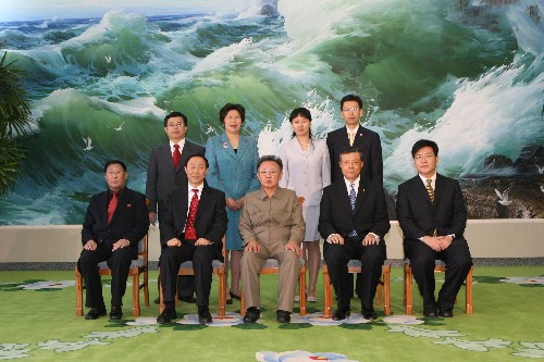 1月23日,朝鲜最高领导人金正日(前中)在平壤与中共中央对外联络部部长王家瑞(前左二)合影。当日,金正日在平壤百花园国宾馆会见了到访的中共中央对外联络部部长王家瑞一行。 新华社记者 张滨阳 摄
