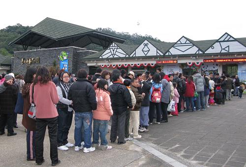 1月26日8时30分,赠台大熊猫“团团”“圆圆”在台北市动物园与台湾民众正式见面。众多台湾民众在动物园门口排队等候与“团团”“圆圆”见面。动物园规定,每日限定参观名额2.2万人次。新华社记者 王妍 摄