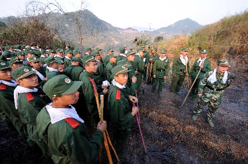 2月13日,武警官兵在沙县高砂镇阳溪村准备上山扑灭余火。 新华社记者 张国俊 摄