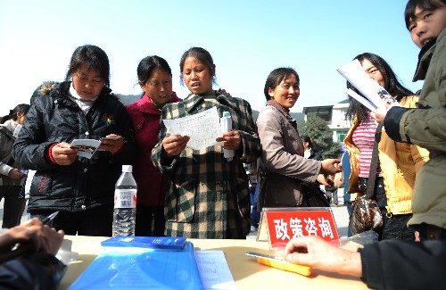 2月13日,四川省青川县竹园镇,当地群众进行政策咨询。 当日,援建地震灾区青川县的浙江省组织杭州企业在青川县竹园镇举行劳务招聘会,10多家企业将提供1200余个岗位。 新华社记者 江宏景摄