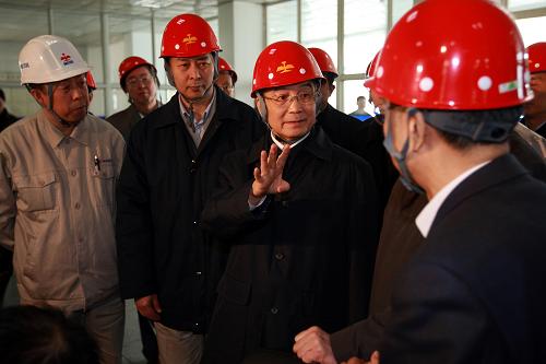 3月20日至22日,中共中央政治局常委、国务院总理温家宝来到辽宁,就企业生产经营情况进行调查研究。这是3月20日,温家宝在鞍山钢铁集团公司同企业负责人商谈应对金融危机的对策。新华社记者 鞠鹏 摄