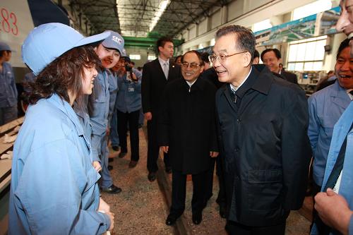3月21日,温家宝在中国北车集团大连机车车辆有限公司车间同青年女工亲切交谈。 3月20日至22日,中共中央政治局常委、国务院总理温家宝来到辽宁,就企业生产经营情况进行调查研究。 新华社记者 鞠鹏 摄