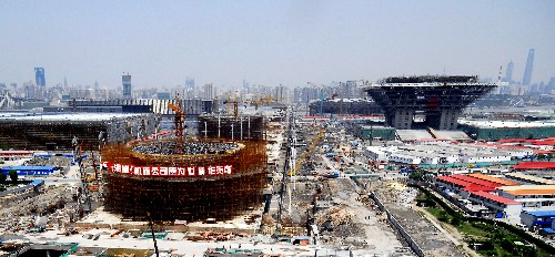 这是正在建设的上海世博会工地一景(4月26日摄)。 5月1日,主题为“城市,让生活更美好”的中国2010年上海世界博览会,将迎来开幕倒计时一周年。 6年多来,中国举全国之力,集世界智慧,筹博的“长跑”始终未敢停歇,力求做深、做细、做实每项工作,为世博会会期运营做好充分准备。 新华社记者张明摄
