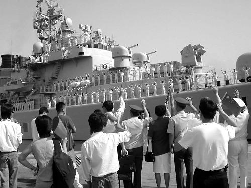 2002年5月15日,由中国自行设计制造的“青岛”号导弹驱逐舰和“太仓”号综合补给舰组成的中国海军舰艇编队从青岛起航,首次进行环球航行,历时4个月。人民海军舰艇编队这次环球航行访问,横跨印度洋、太平洋、大西洋,远涉亚洲、非洲、欧洲、南美洲和大洋洲,先后对10个国家和港口进行了友好访问,总航程33000多海里,途经14个主要海峡和苏伊士、巴拿马运河,横跨68个纬度,6次穿越赤道,创造了人民海军舰艇编队出访时间最长、航程最远、航经海域最广、访问国家最多等纪录。2002年7月4日,中国海军舰艇编队结束对希腊为期4天的友好访问,前往葡萄牙继续环球航行。这是舰艇编队驶离比雷埃夫斯港国际码头。 新华社发(资料照片)
