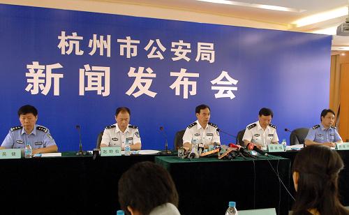 5月15日拍摄的杭州市公安局关于“5·7”交通肇事案新闻发布会现场。当日,杭州市公安局召开新闻发布会,称杭州市公安局已经于当天对犯罪嫌疑人胡斌以涉嫌“交通肇事罪”向检察机关提请批准逮捕。 5月7日20时05分,肇事者胡斌驾驶小型轿车在途经杭州市文二西路南都德加西区路段时,撞上由南向北行走在人行横道上的谭卓,造成谭卓死亡。事故发生后,杭州市交警部门查明:肇事者胡斌在交通事故中,有超速行驶的交通违法行为,且在驶经人行横道时未对行人采取停车或减速让行的措施,已涉嫌“交通肇事罪”,胡斌在该起事故中承担全部责任,受害方谭卓无责任。 新华社记者 黄深钢 摄