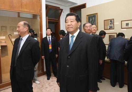 这是贾庆林在宋庆龄故居参观。 新华社记者 刘卫兵 摄