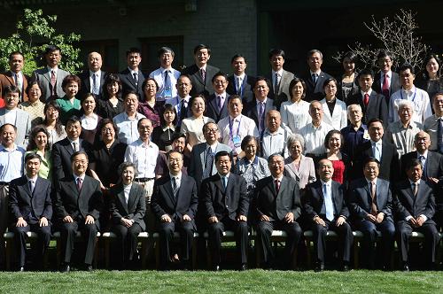这是开放仪式前,贾庆林与参加仪式的来宾见面并合影。 新华社记者 刘卫兵 摄