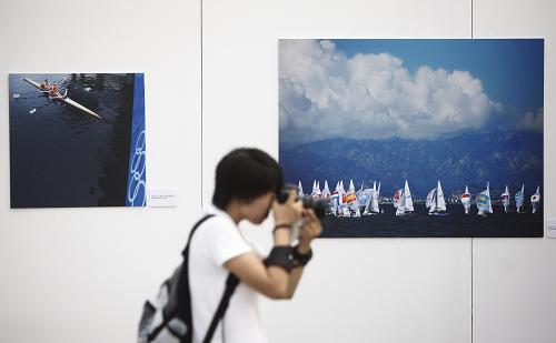 8月8日,参观者在图片展参观。当日,2008北京奥运一周年大型摄影图片展在北京奥体中心举行。新华社记者廖宇杰摄