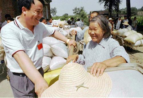 1999年7月,安徽省阜南县粮食收购进入高潮,全县100多名人大代表深入各粮食收购点进行监督,制止克扣斤两等损害农民利益的违规行为,切实保护农民利益。这是人大代表李思军在中岗粮站粮食收购现场向鲍兰珍老大娘询问她家售粮情况。 今年,全国人大常委会明确提出要把推动中央重大决策部署的贯彻落实作为人大监督工作的重中之重。5月,全国人大常委会启动了“部分政府重大公共投资项目实施情况专题调研活动”,保障性住房专题调研是重要内容之一。这是全国人大常委会进一步加强和改进监督工作的一项新的重要举措。 近年来,紧紧围绕人民群众最关心、最直接、最现实的利益问题,人大开展了有效的监督工作,有力地促进了政府依法行政,法院和检察院公正司法。新华社记者 戴浩摄