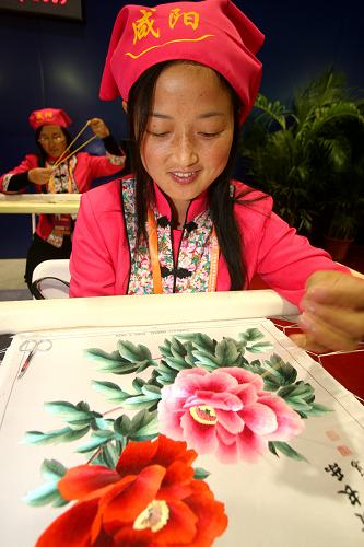 11月1日,参加农高会的咸阳市长武县妇女现场进行花卉刺绣表演。新华社发(何建虎 摄)