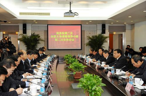 11月24日,中共中央政治局常委、国务院副总理、国务院第二次全国土地调查领导小组组长李克强来到国土资源部,实地考察土地调查数据处理和资料利用工作,主持召开第二次全国土地调查领导小组全体会议,并听取节约集约用地情况汇报。新华社记者 饶爱民 摄