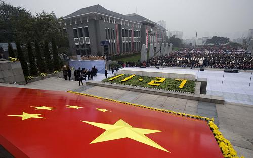 11月26日,参加纪念仪式的人们在红岩魂广场集会。新华社记者杨磊摄