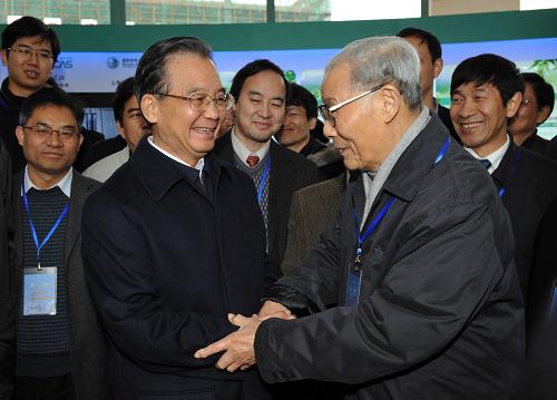 11月28日至29日,中共中央政治局常委、国务院总理温家宝到上海、江苏考察工作。这是11月28日,温家宝在中科院上海硅酸盐研究所考察时同老科学家亲切握手。新华社记者饶爱民摄