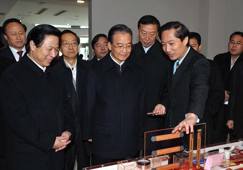 这是11月29日,温家宝在南京三宝集团有限公司考察。新华社记者饶爱民摄