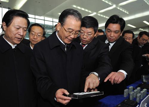 这是11月29日,温家宝在南京中国电子科技集团公司第十四研究所考察。新华社记者饶爱民摄