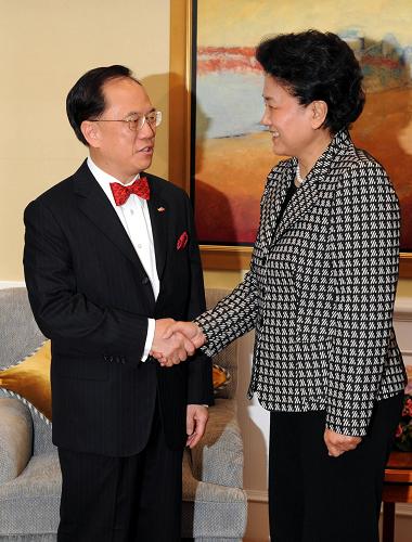 12月5日,中共中央政治局委员、国务委员刘延东抵达香港出席第五届东亚运动会开幕式。这是开幕式前,刘延东会见香港特区行政长官曾荫权。新华社记者 宋振平摄