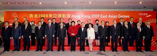 这是开幕式前,刘延东会见前来出席开幕式的香港特区政府主要官员。新华社记者 吕小炜摄