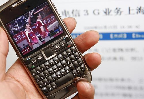 2009年1月7日,工业和信息化部为中国移动、中国电信和中国联通发放3张第三代移动通信(3G)牌照。这是一名消费者在上海用手机连接“电信WIFI热点”欣赏电视节目(2009年3月15日摄)。3G是支持高速数据传输的蜂窝移动通信技术,能够同时传送声音及数据信息等,其代表特征就是提供高速数据业务,如实时视频、高速多媒体和移动互联网访问等。新华社记者 裴鑫摄
