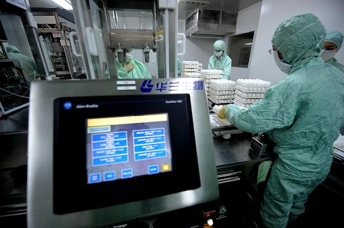 2009年6月22日,由华兰生物生产的我国首批甲型H1N1流感疫苗正式下线。这是河南华兰生物工作人员在生产车间工作(2009年6月23日摄)。经过一系列生物、生化实验和临床实验后,2009年9月初,经国家食品药品监管局批准,甲型H1N1流感疫苗正式投入生产,我国成为世界上第一个完成疫苗研发和注册使用的国家。我国的疫苗研发工作取得的成绩,得到世界卫生组织的好评。新华社记者朱祥摄