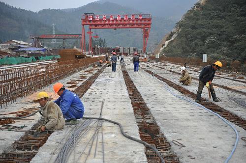 贵广高速公路建设现场(2009年12月20日摄)。新华社记者 欧东衢摄