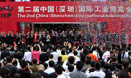 4月24日,第二届中国(深圳)国际工业博览会在深圳华南城开幕,来自54个国家和地区的2000多名海外买家参会。展览分为中国国际工业设计展、安防产品交易会、电子信息通讯展等八个专业展区,展览面积达7.2万平方米,有1200家参展企业参展。新华社记者 陈晔华 摄