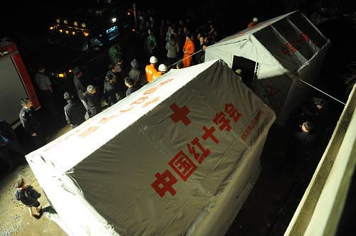 5月6日晚,重庆垫江县沙坪镇李白村搭建起首批救灾帐篷。从5月5日夜间开始,重庆各地出现了一次明显的降温降雨伴随局地强风雹和暴雨天气过程。截至6日15时45分,发生在垫江、梁平、涪陵等地的强风雹和暴雨灾害的死亡人数增至29人,受伤190人。为了救助房屋受损的受灾群众,目前,援助灾区的首批20顶帐篷已运抵重灾区之一的垫江县沙坪镇李白村。新华社记者周衡义摄