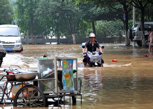 6月17日,一名男子涉水出行。当日,广西桂林市出现大到暴雨、局部大暴雨天气,部分城区不同程度出现内涝,部分乡镇农田和房屋被淹。新华社记者 陈瑞华 摄
