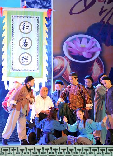 6月23日,来自安徽的徽剧演员在世博园宝钢大舞台表演《徽班进京》。新华社记者 蒋林 摄