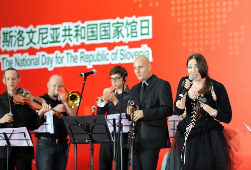 6月24日,斯洛文尼亚之声乐队在国家馆日活动上用中文演唱《月亮代表我的心》。新华社发(李百顺摄)