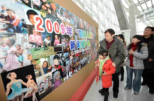 1月24日,由新华通讯社主办、天士力集团公司协办的“世界儿童与儿童世界”摄影展在天津市博物馆开展。“世界儿童与儿童世界”摄影展是新华通讯社为纪念2009年“国际儿童日”而举办的大型公益性全国巡展活动,展览展出的100多组约500多张照片,全部选自世界40多个国家和地区200名少年儿童拍摄的“儿童看世界”,以及以新华社记者为主的100名记者拍摄的“世界看儿童”两大摄影主题。 新华社记者杨宗友摄