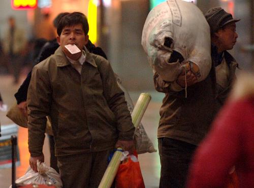 1月30日凌晨,旅客在北京西站准备乘车。 当日,2010年全国铁路春运拉开帷幕。为期40天的铁路春运预计将发送旅客2.1亿人次,同比增加1820万人次,增长9.5%,日均525万人次。 新华社记者公磊摄