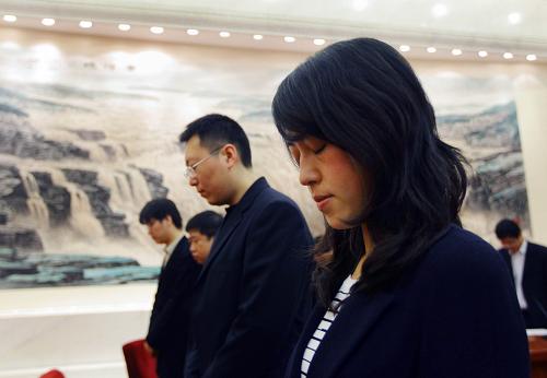 4月21日,出席全国人大常委会联络员会议的全体人员在北京人民大会堂肃立默哀,表达对玉树地震遇难同胞的深切哀悼。 新华社记者兰红光摄
