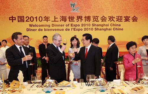 4月30日晚,中国国家主席胡锦涛在上海国际会议中心举行宴会,欢迎前来出席上海世博会开幕式的贵宾。这是胡锦涛致祝酒辞后祝酒。 新华社记者庞兴雷摄