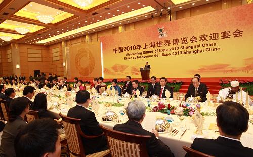4月30日晚,中国国家主席胡锦涛在上海国际会议中心举行宴会,欢迎前来出席上海世博会开幕式的贵宾。这是胡锦涛在致祝酒辞。 新华社记者庞兴雷摄