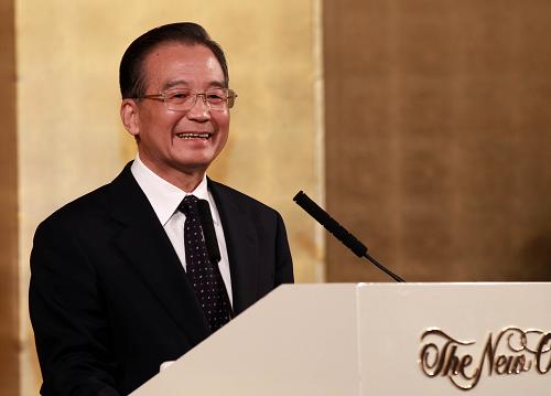 5月30日晚,中国国务院总理温家宝在东京出席日中友好七团体和侨界四团体联合举行的晚宴并讲话。 新华社记者 庞兴雷 摄