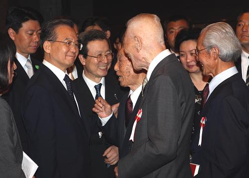 5月30日晚,中国国务院总理温家宝在东京出席日中友好七团体和侨界四团体联合举行的晚宴并讲话。 这是在晚宴上,温家宝与日籍八路军、解放军老战士亲切会面。 新华社记者 姚大伟 摄