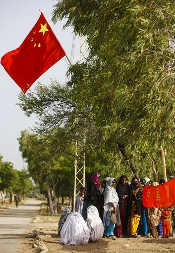 9月18日,在巴基斯坦南部受洪灾最严重的特达地区马克里镇,巴基斯坦民众在中国国际救援队流动医院排队就诊。新华社记者周磊摄