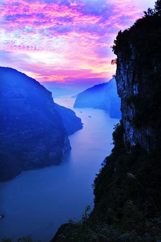 这是三峡西陵峡风光(2010年10月6日摄)。随着蓄水进度加快,三峡水库水位逐渐提升,高峡平湖美景如诗如画。新华社发(郑家裕 摄)