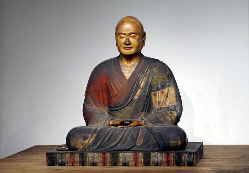 这是在上海博物馆拍摄的鉴真大师坐像,展览结束后,鉴真大师坐像回到扬州“省亲”(11月23日摄)。 新华社发(程建平 摄)