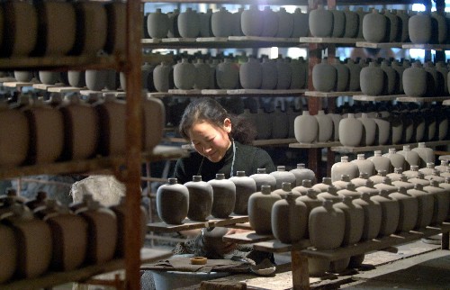 11月28日,在河北省峰峰矿区彭城古镇一个磁州窑作坊,工人正在洗坯。 新华社记者 巩志宏 摄