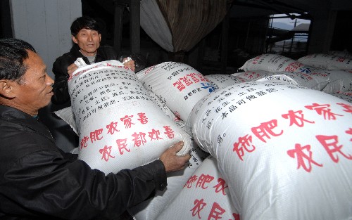12月19日,福建省建阳市武夷味精有限公司工人在搬运利用废水生产的复合肥。 新华社记者 张国俊 摄